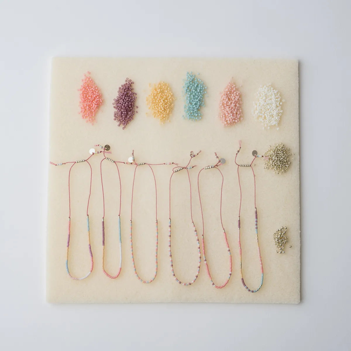 Kleurenset: Roze touwtje - 8 kralenkleurtjes (6 wensbandjes)