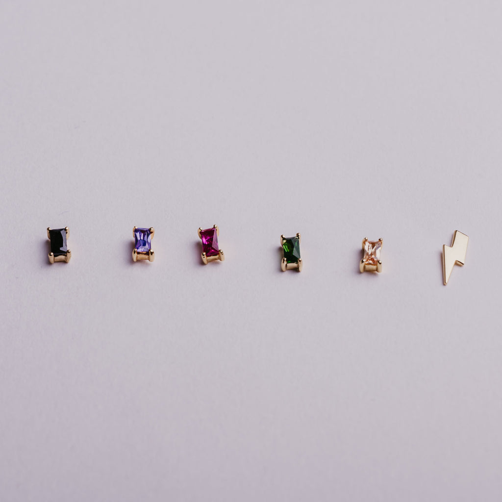 Verguld zilveren stekertjes met rechthoekig gekleurd steentje / bliksem